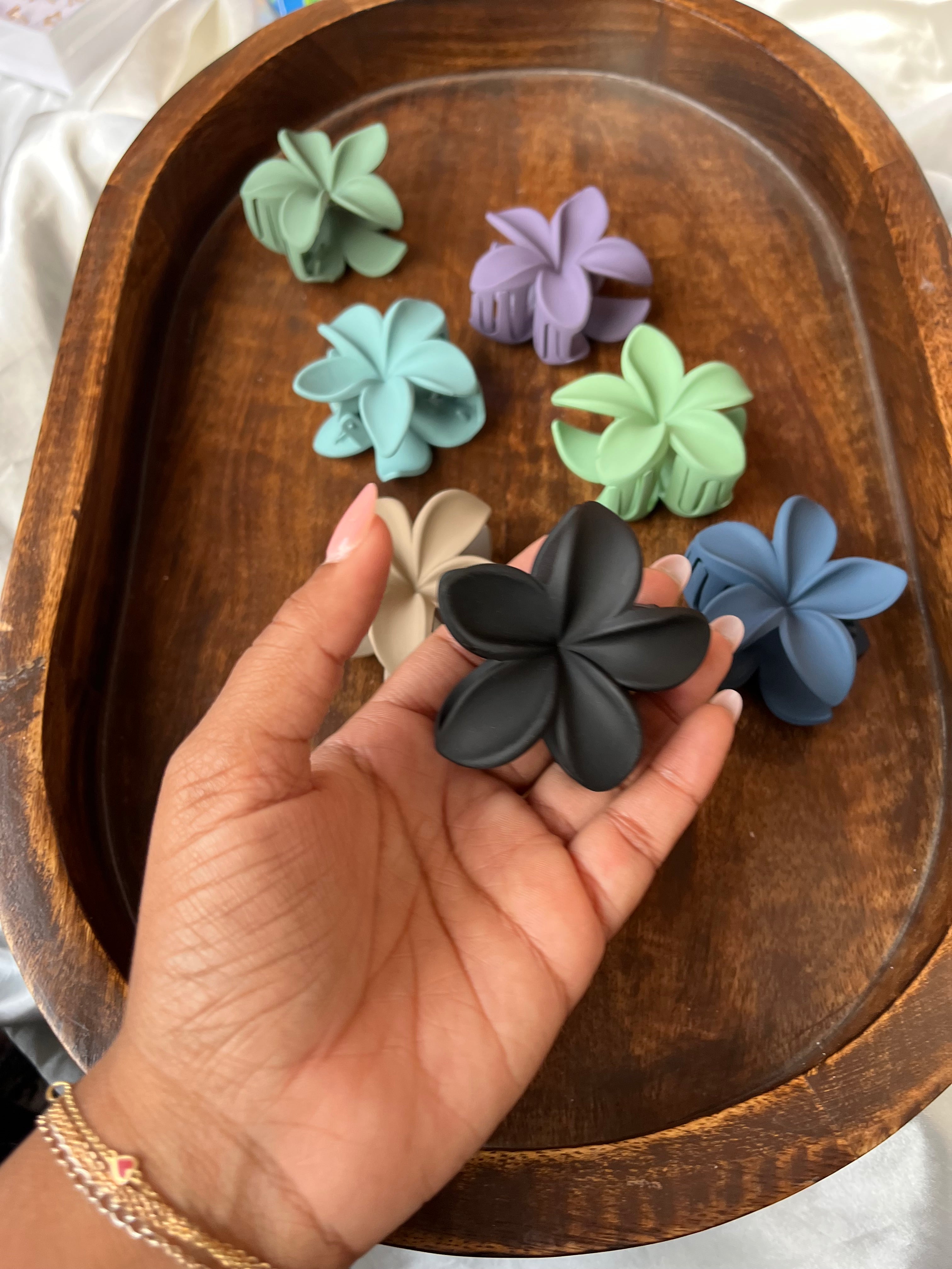 Matte flower clutcher