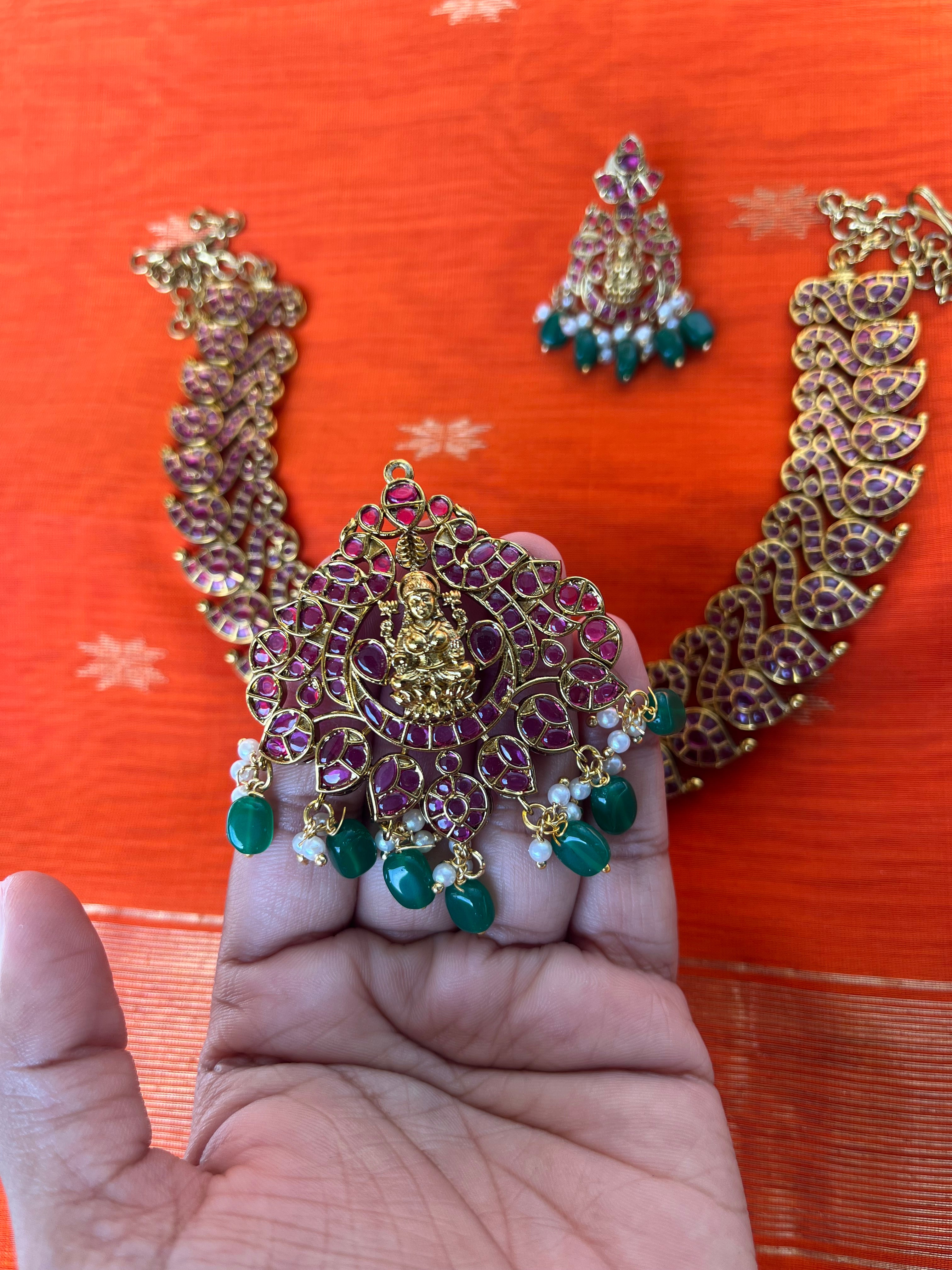 Tradional peacock set