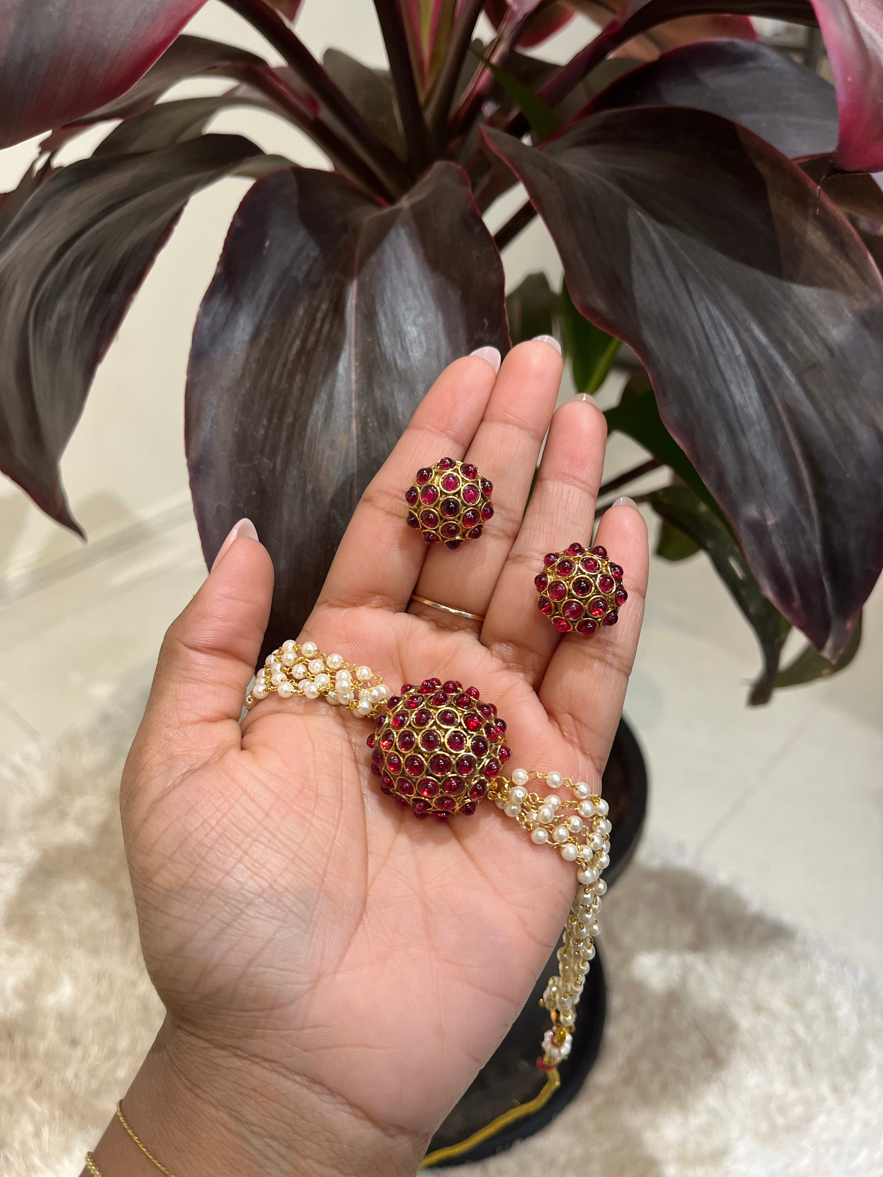 Pearl chocker