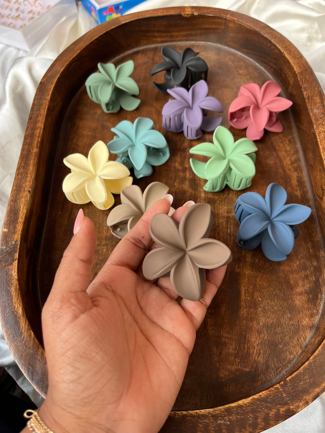 Matte flower clutcher