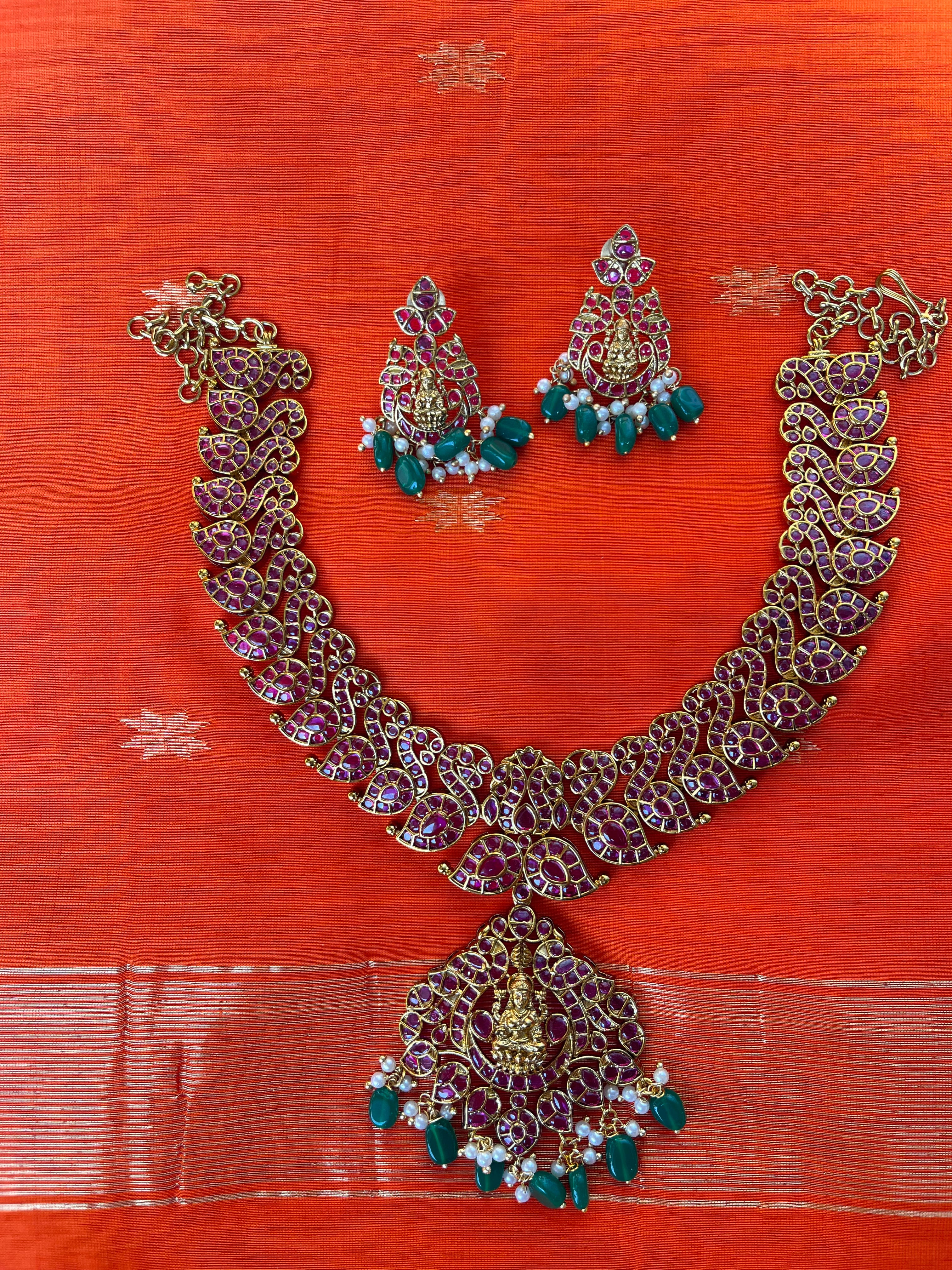 Tradional peacock set