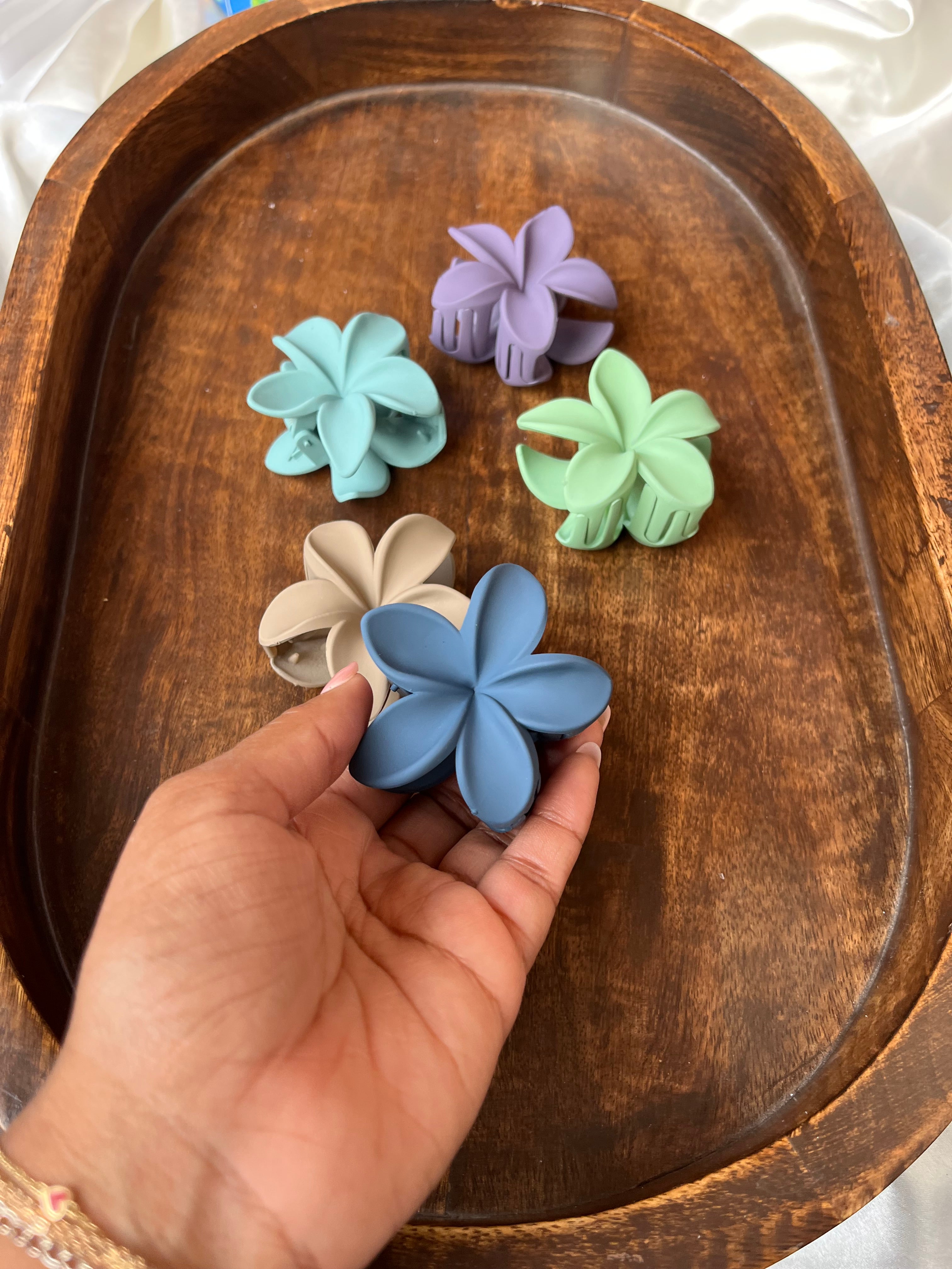 Matte flower clutcher