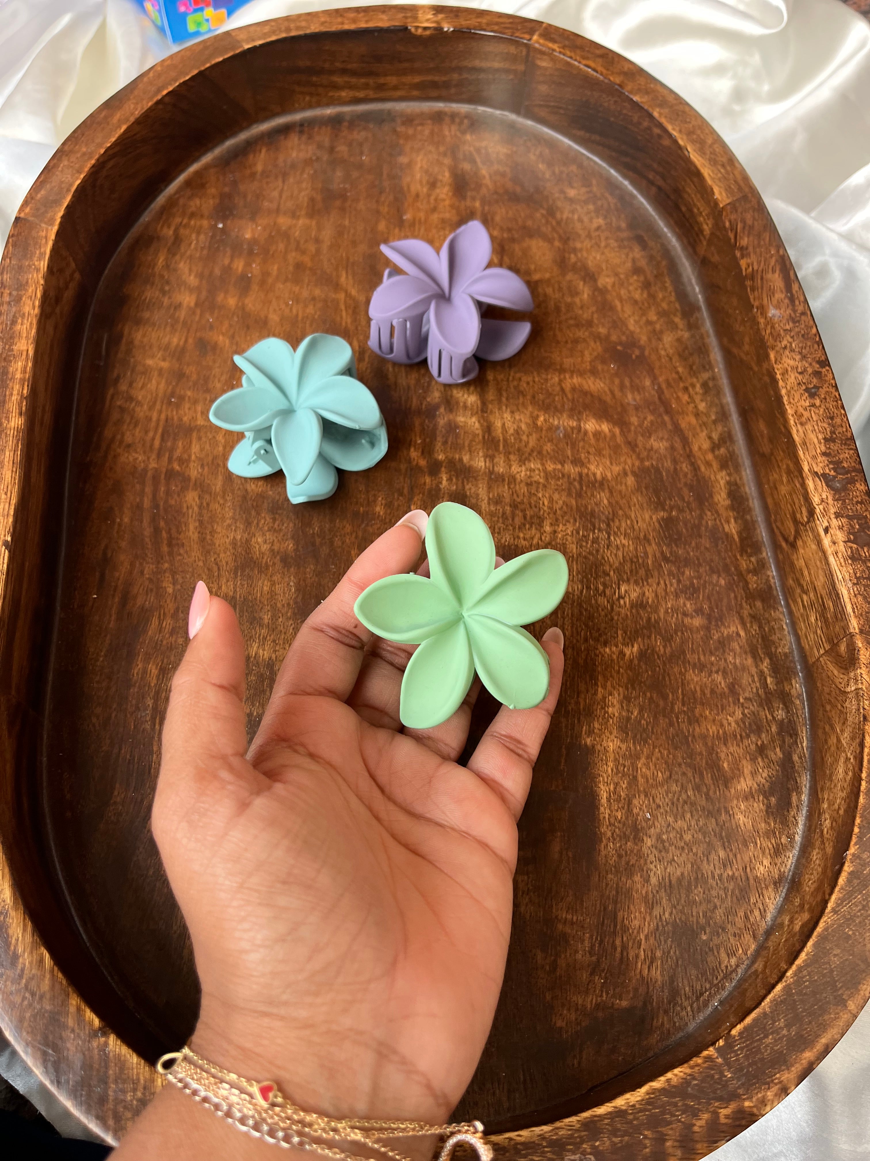 Matte flower clutcher