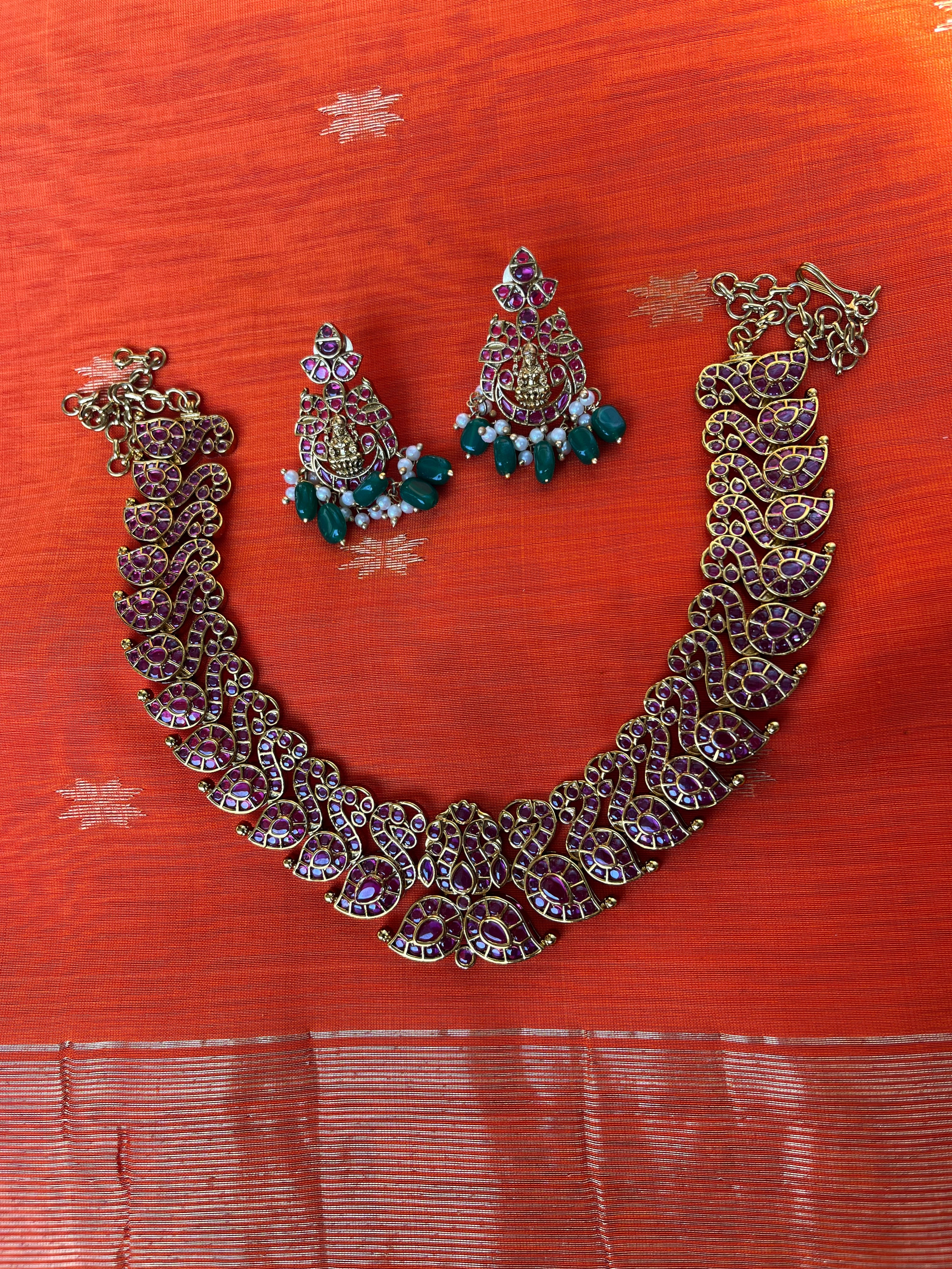 Tradional peacock set