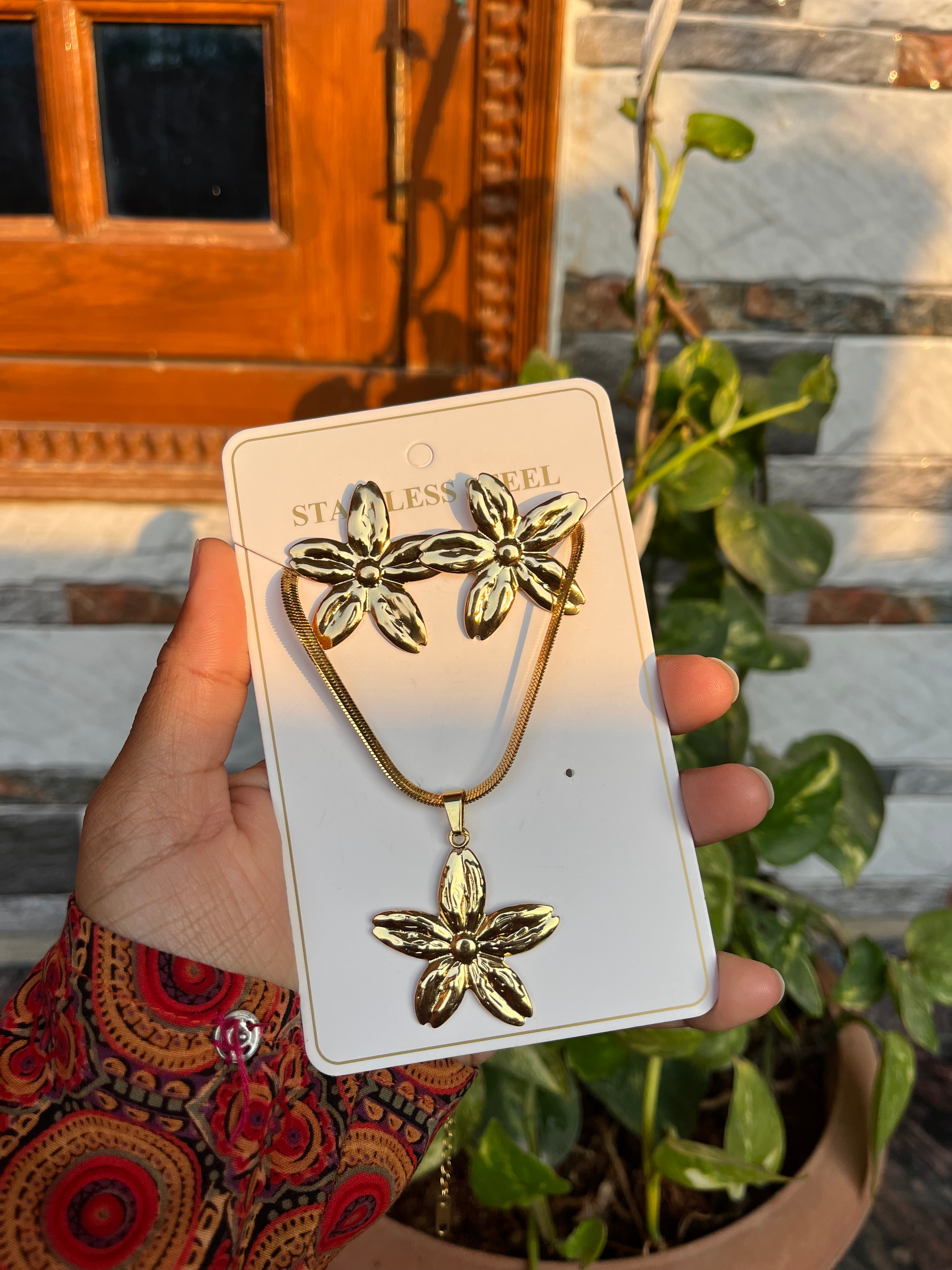 Anti tarnish necklines😍