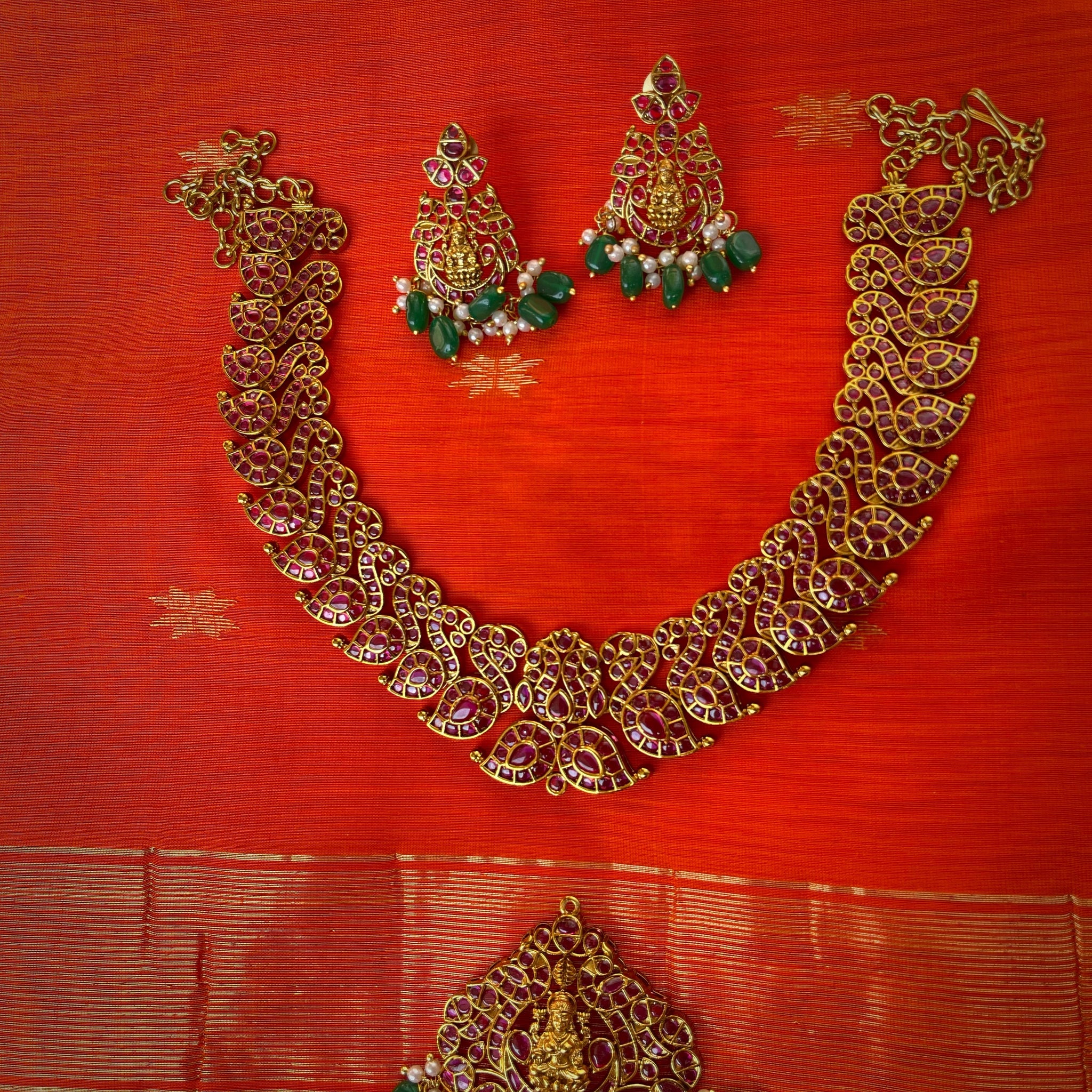 Tradional peacock set