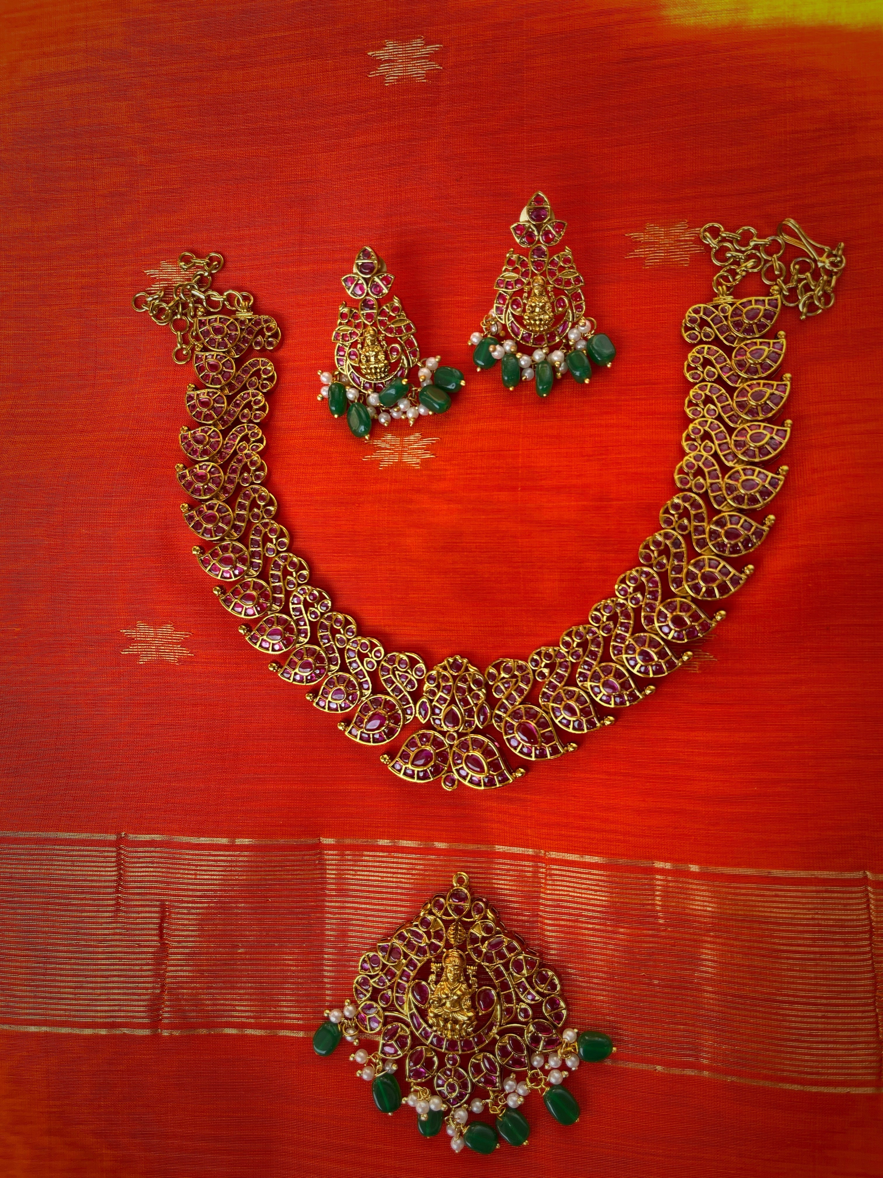 Tradional peacock set