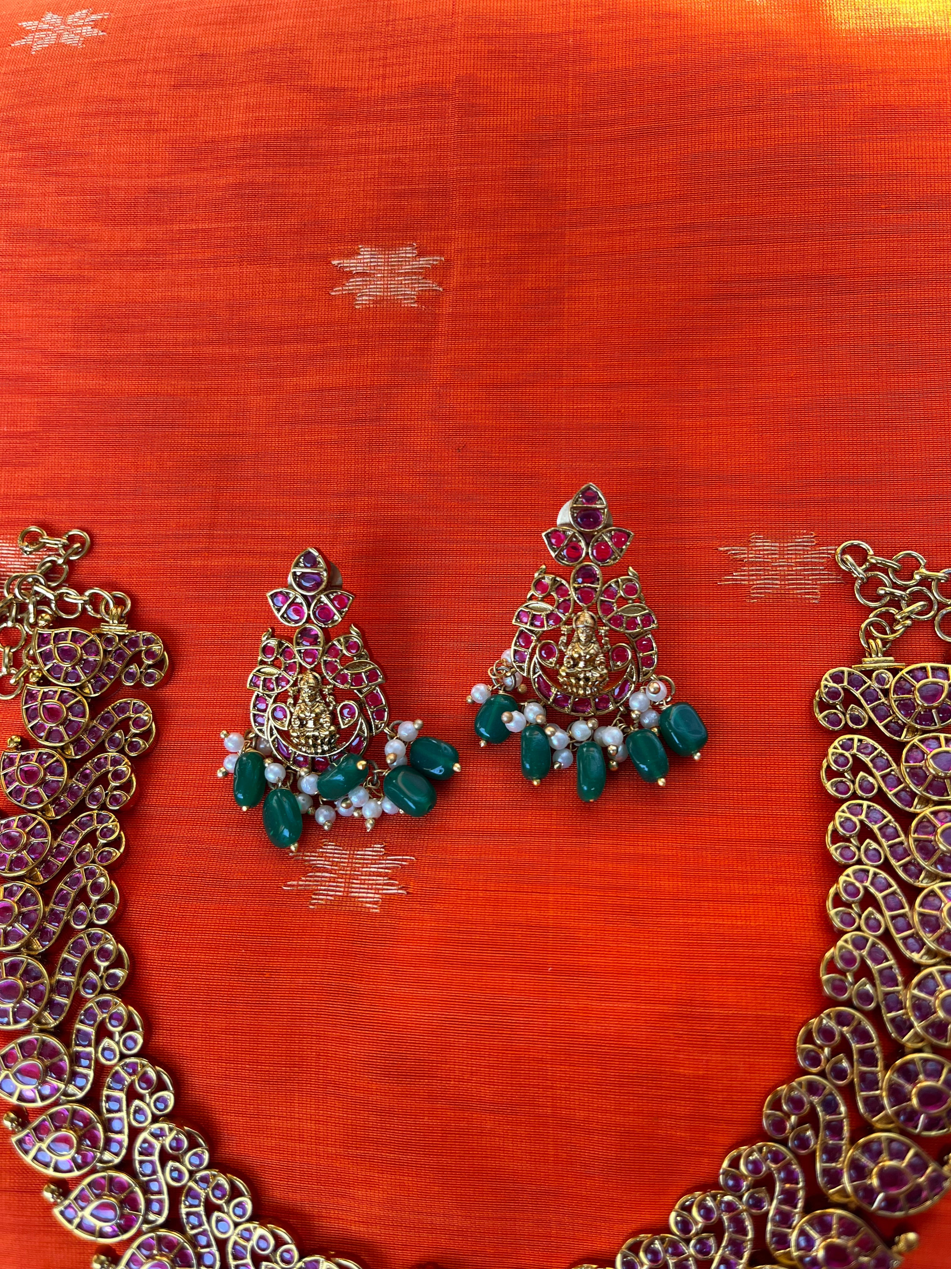 Tradional peacock set