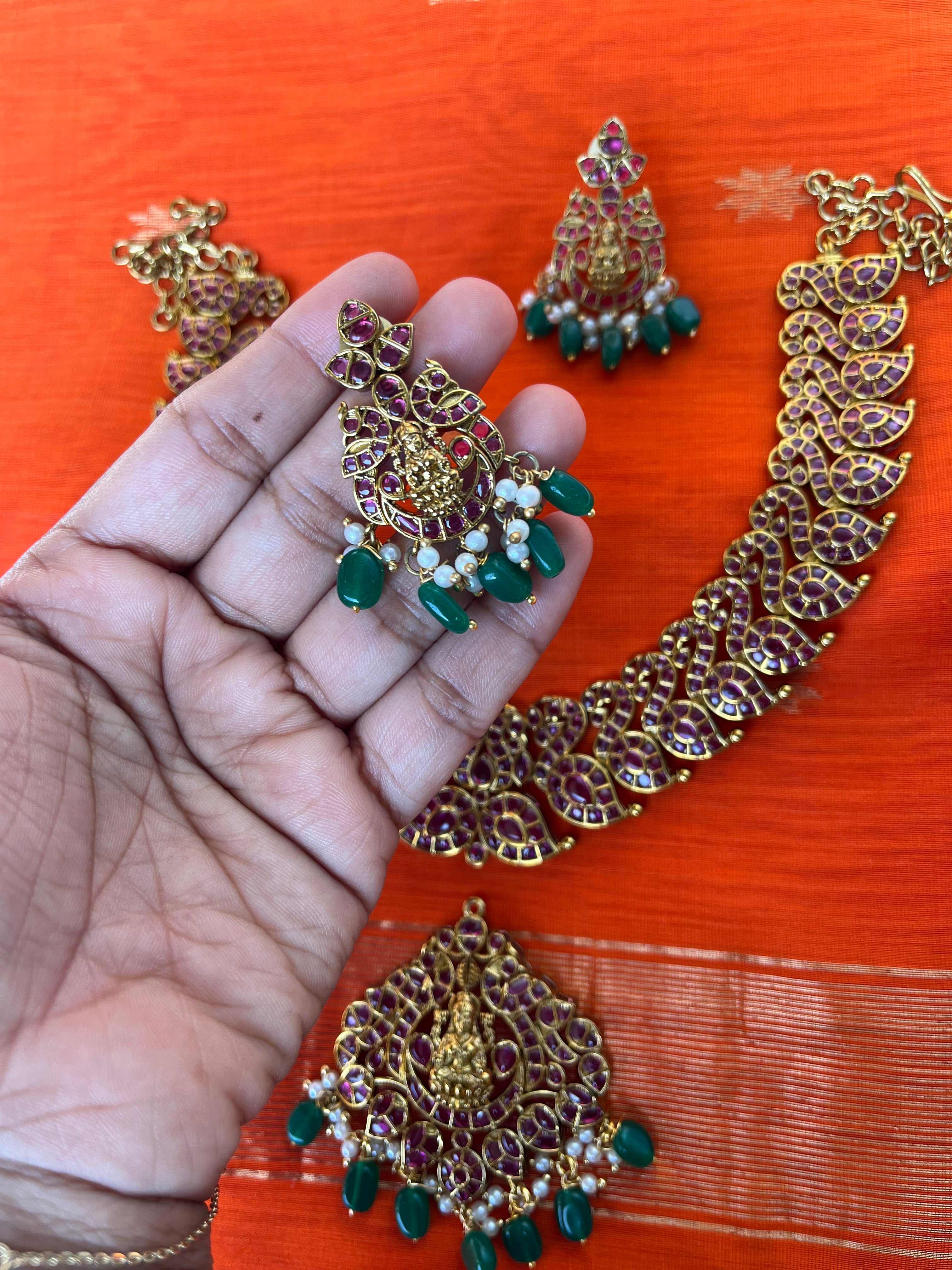 Tradional peacock set