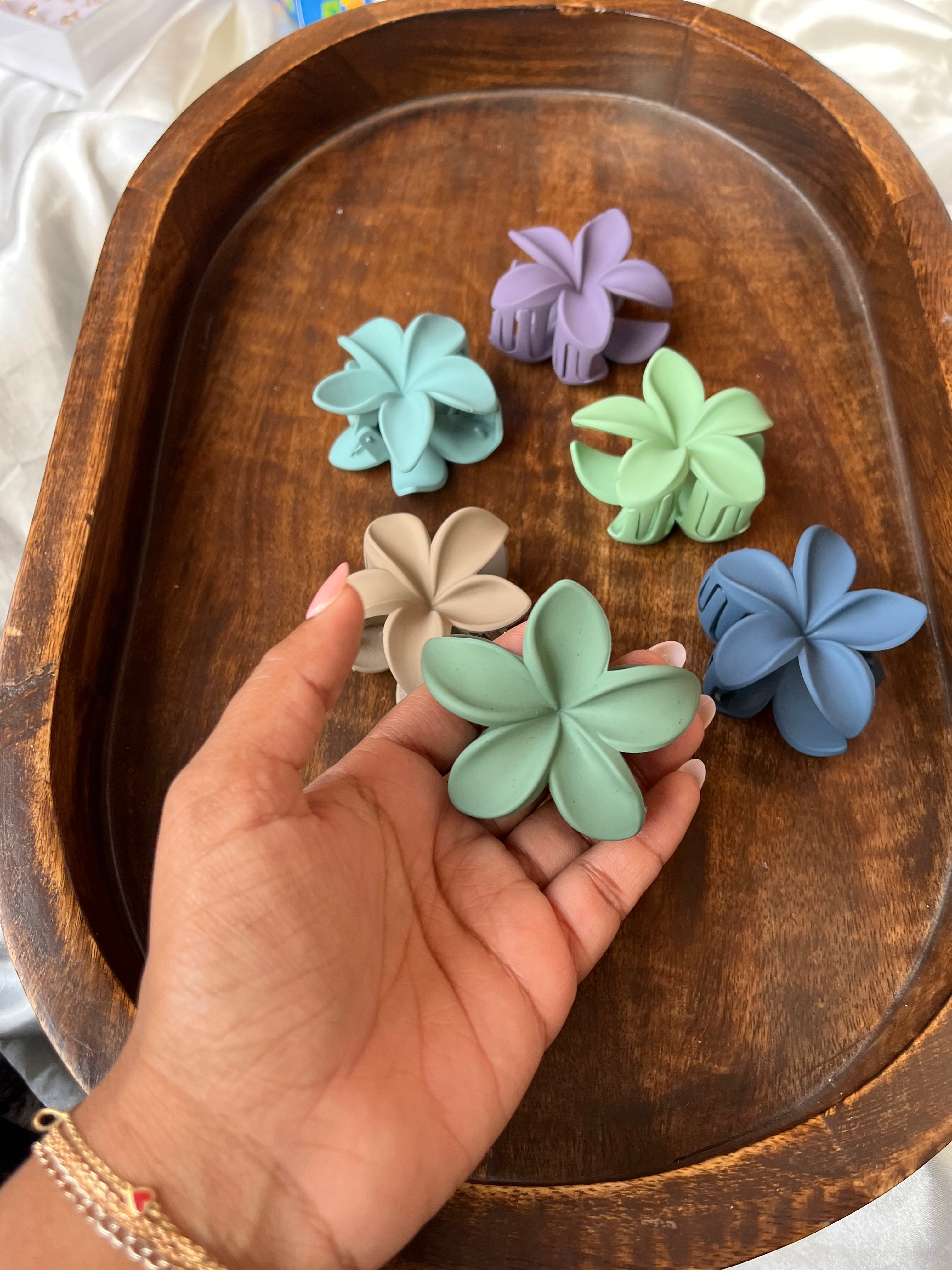 Matte flower clutcher