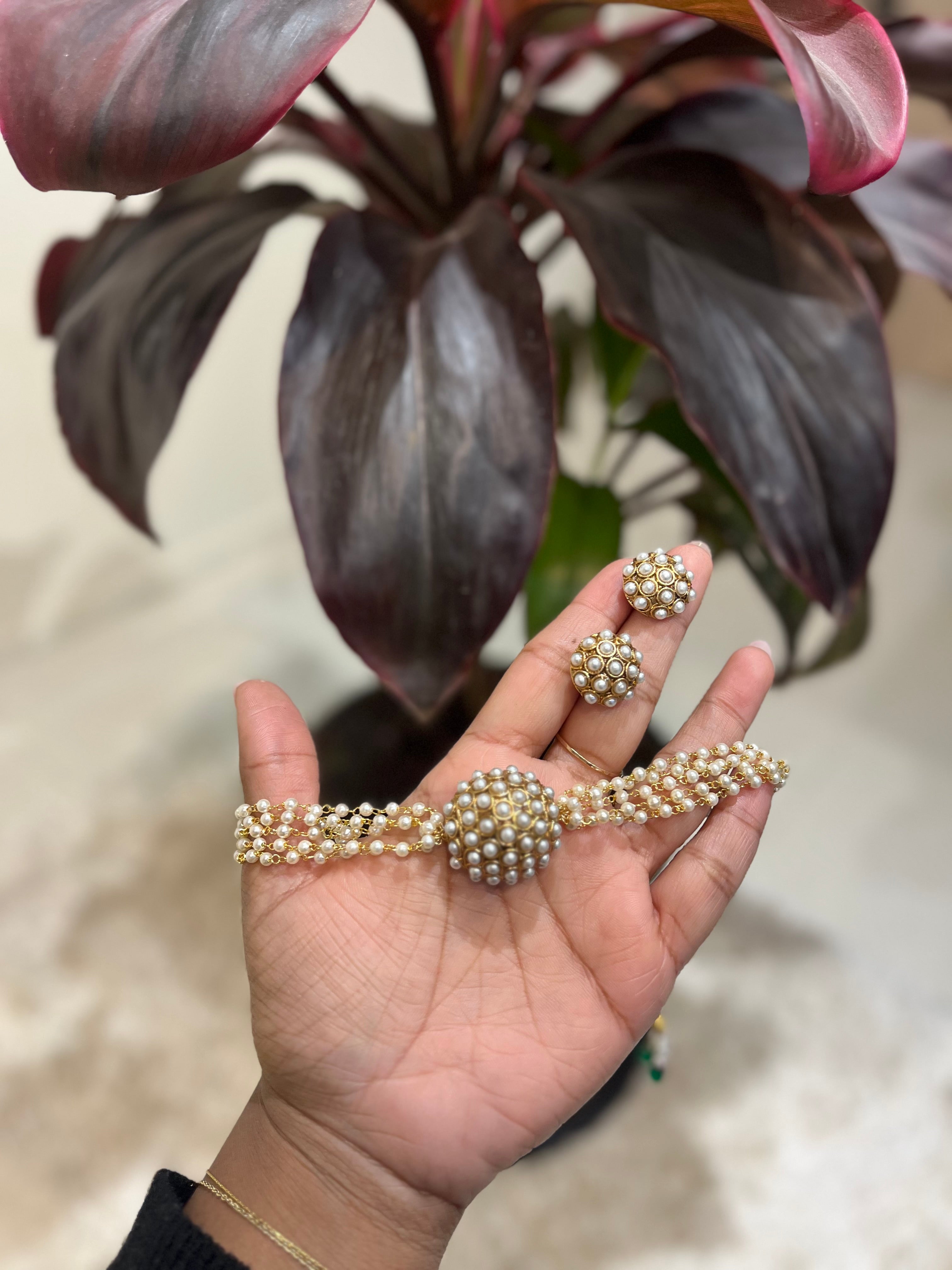 Pearl chocker