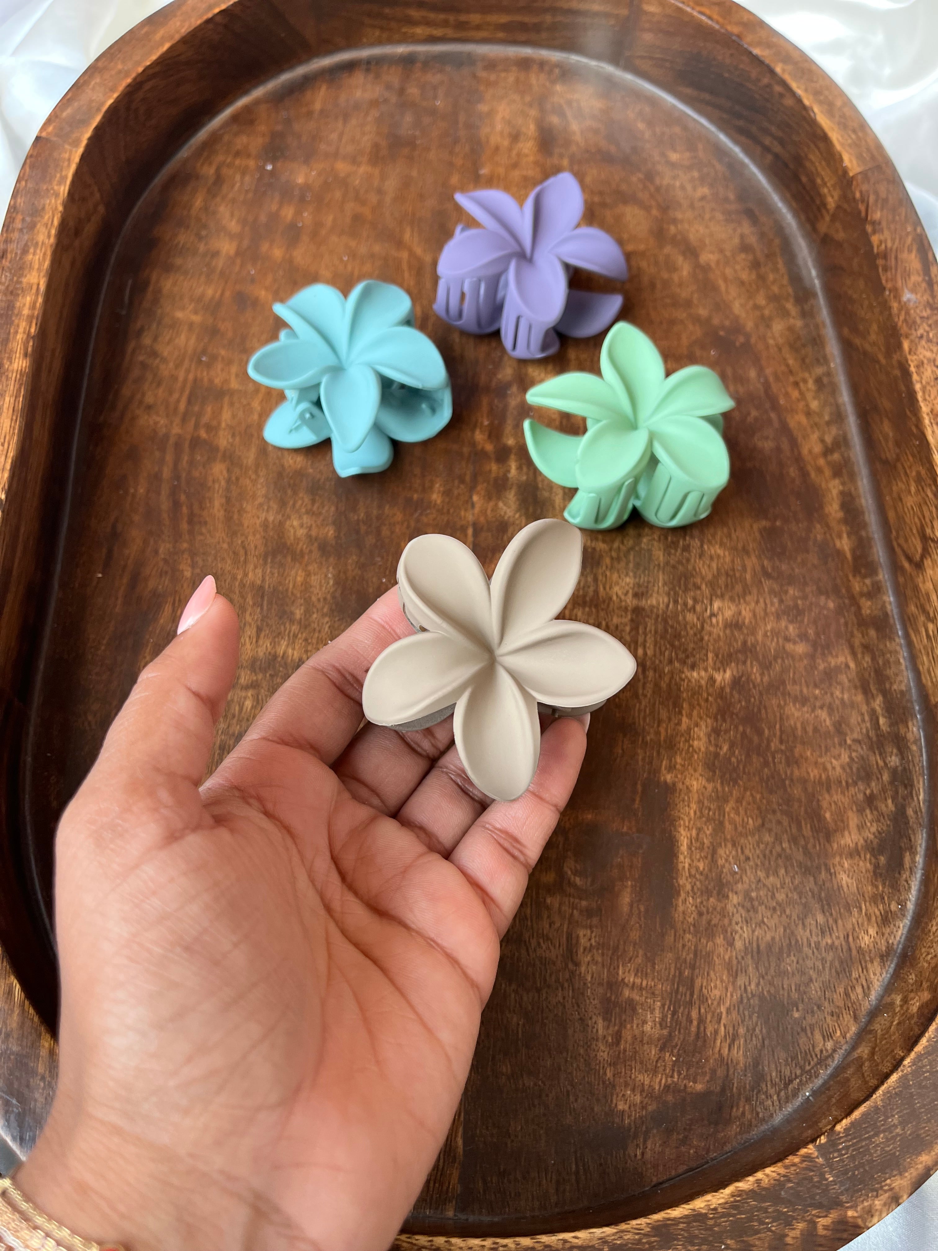 Matte flower clutcher