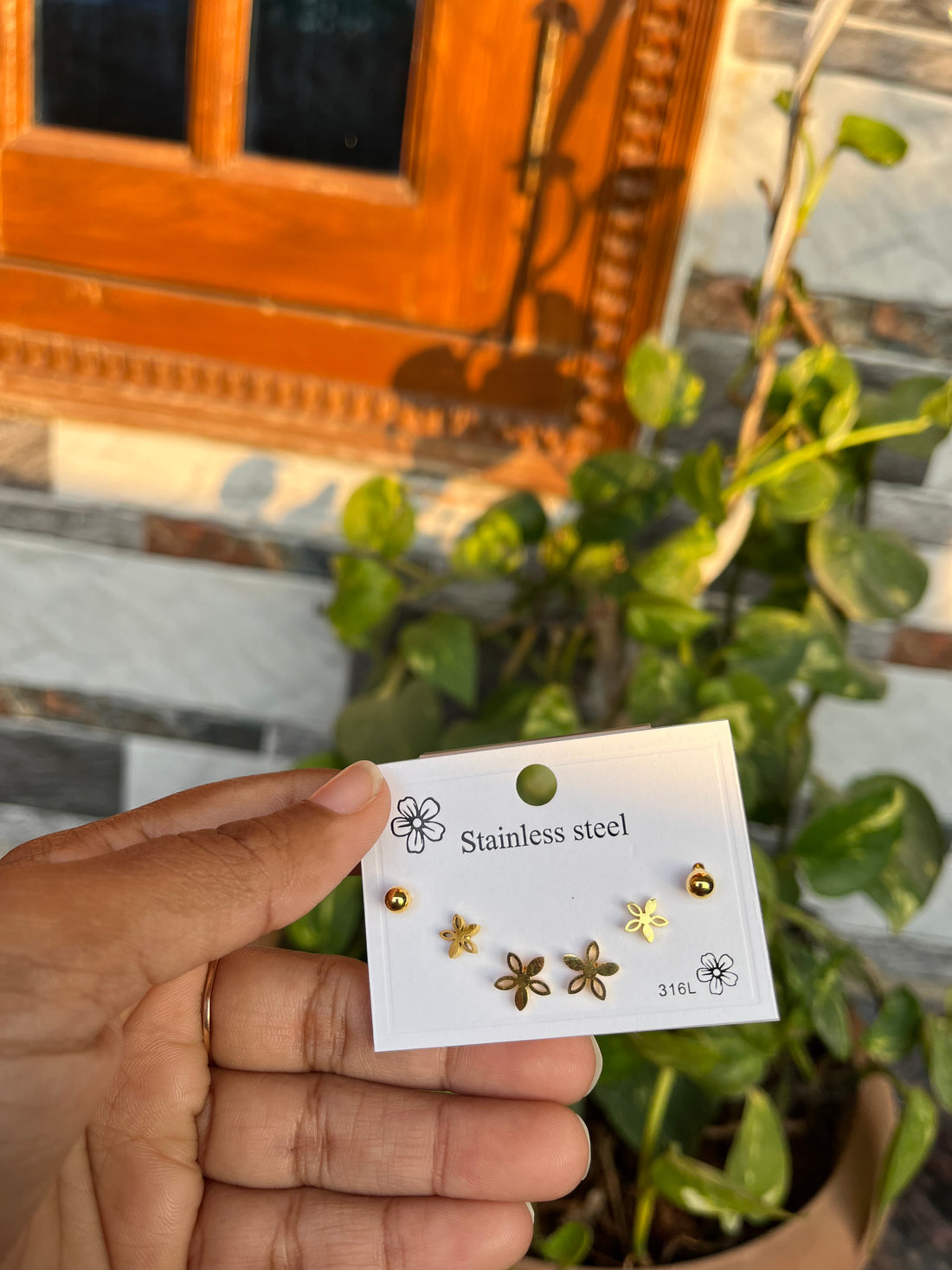 Anti tarnish stud card