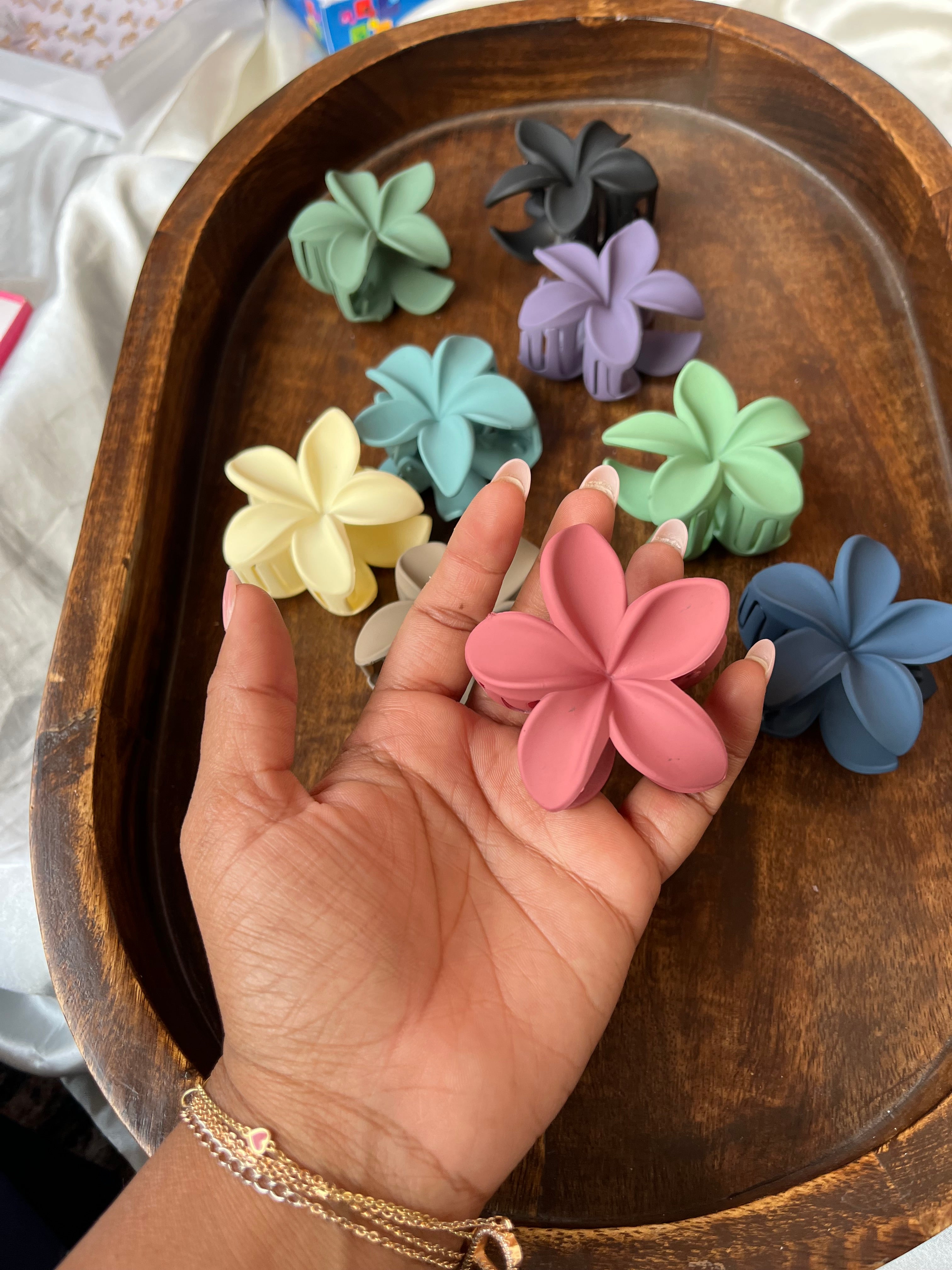 Matte flower clutcher