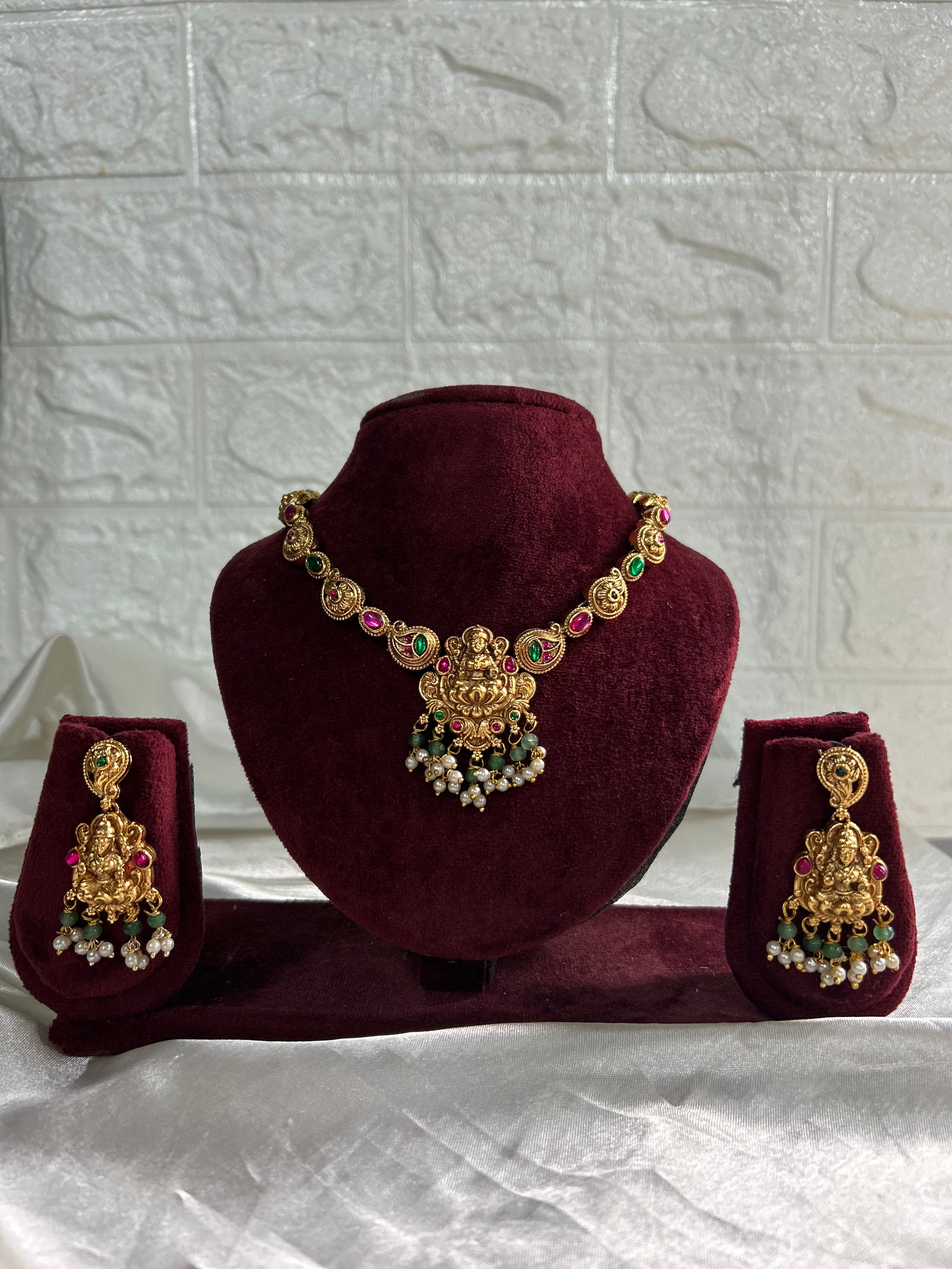 Budgeted Chocker set (Bhama1)
