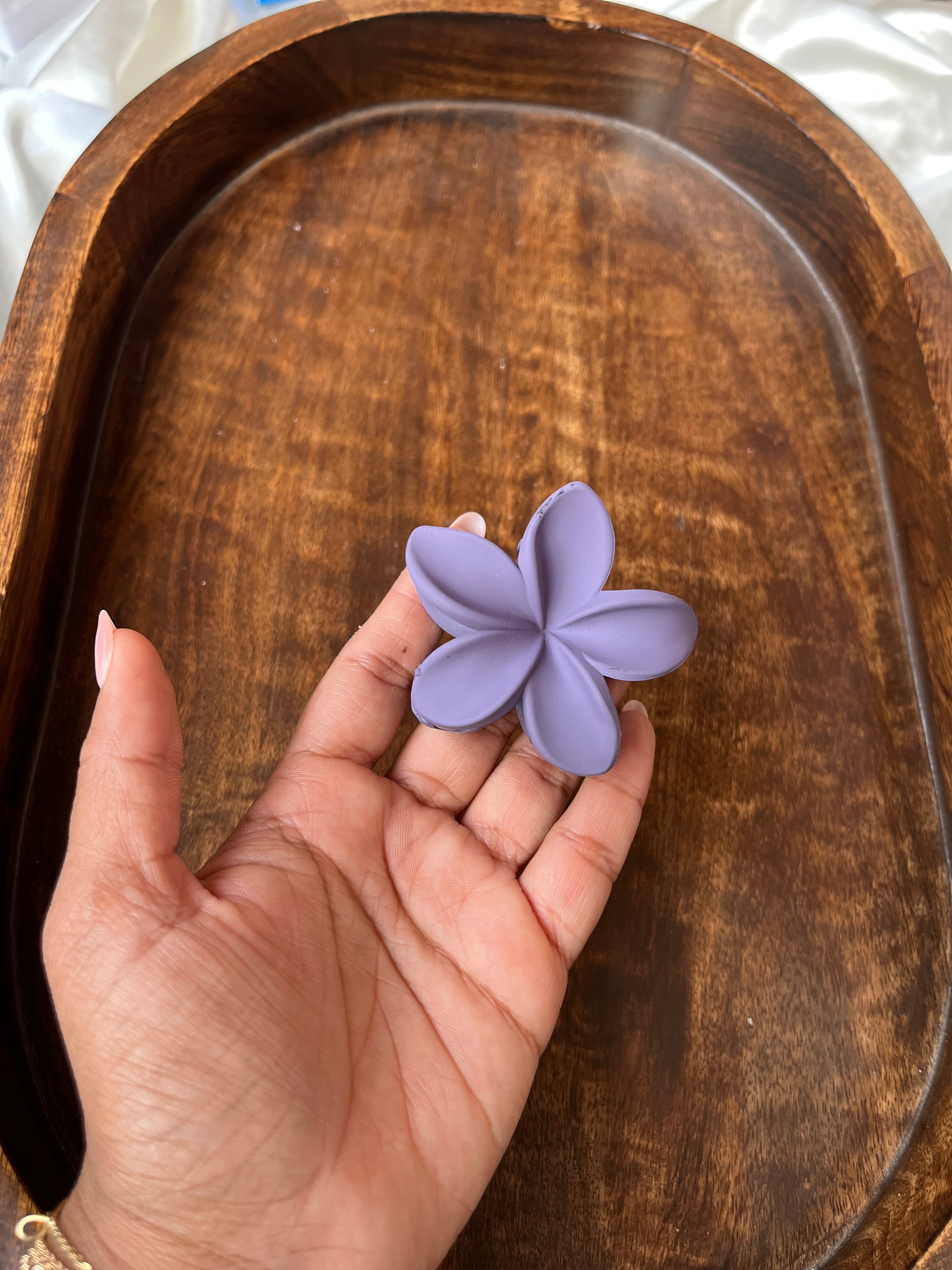 Matte flower clutcher