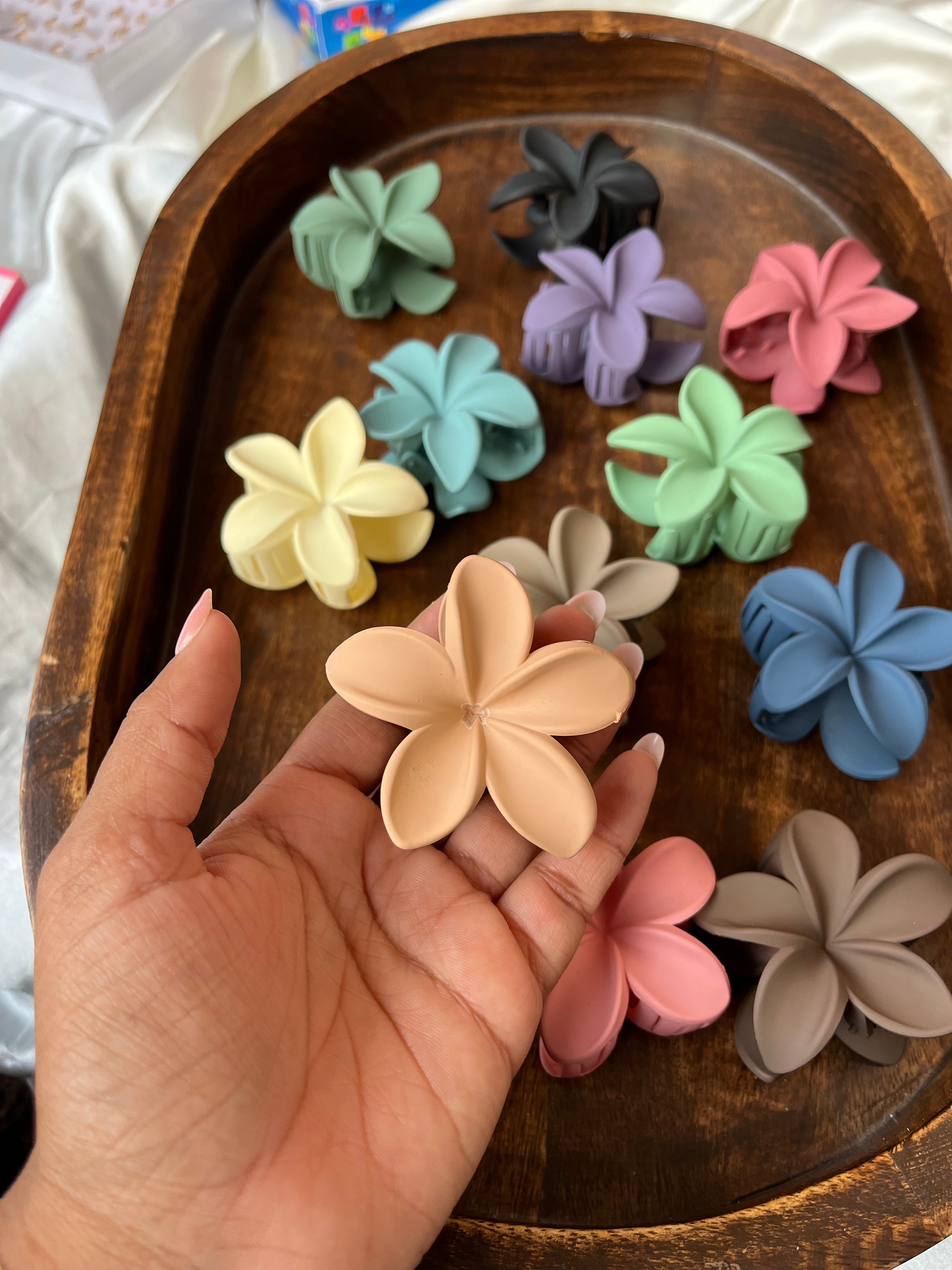 Matte flower clutcher