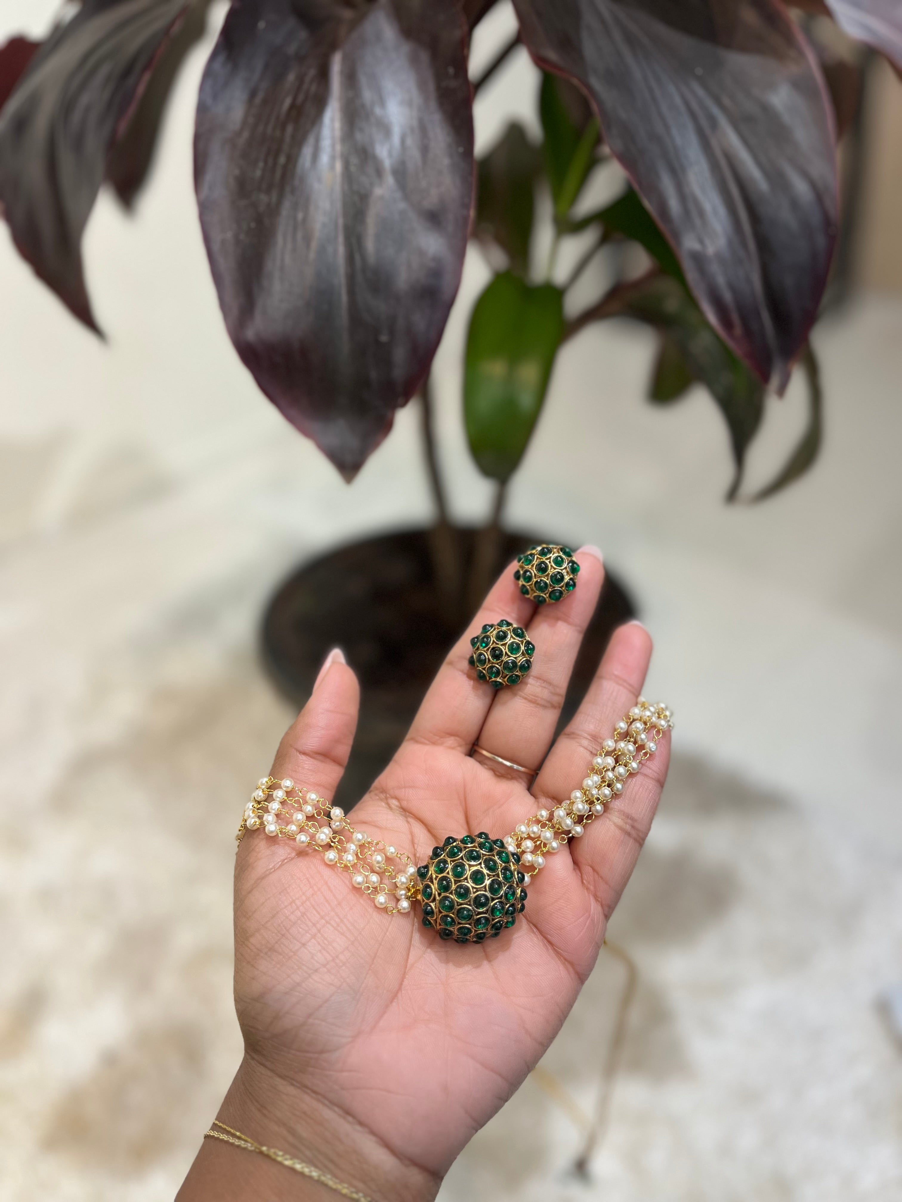 Pearl chocker