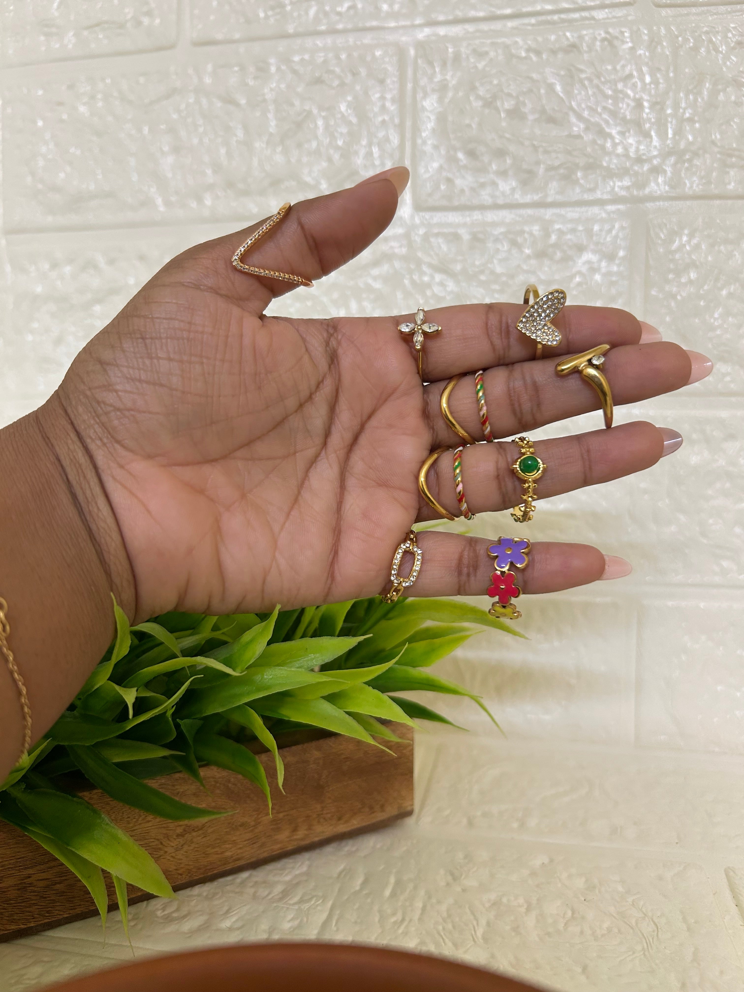 Adjustable statements rings (loves)