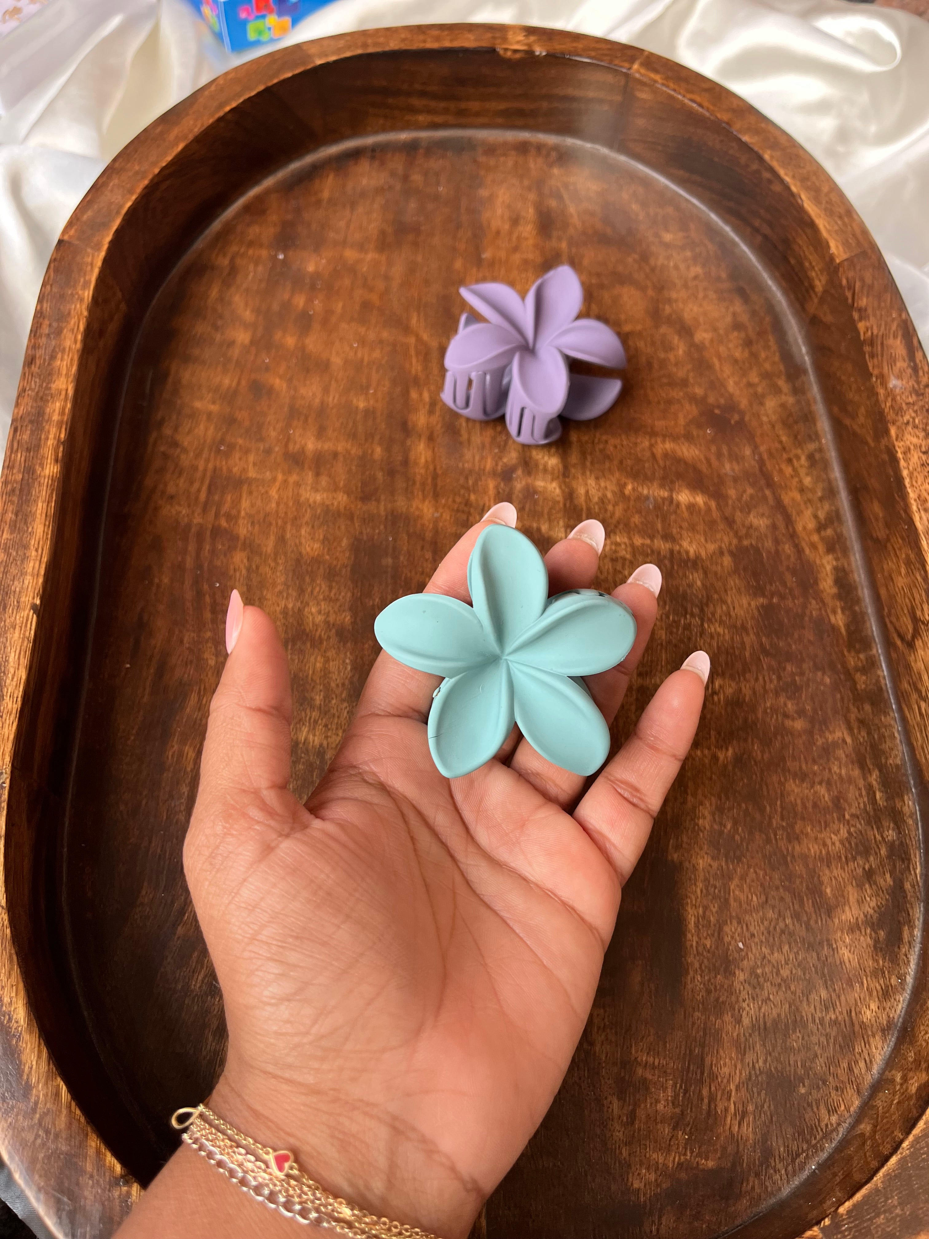 Matte flower clutcher
