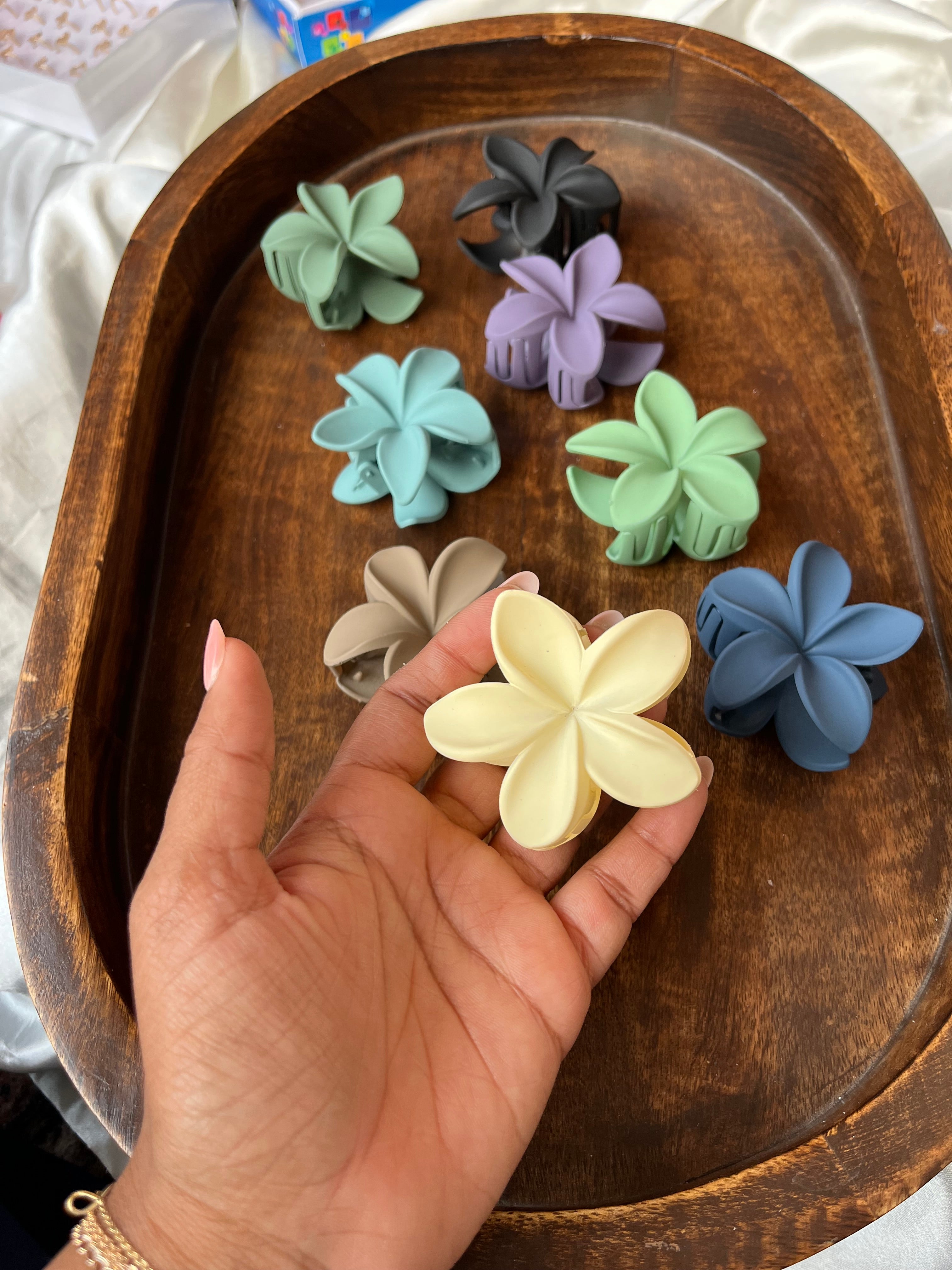 Matte flower clutcher