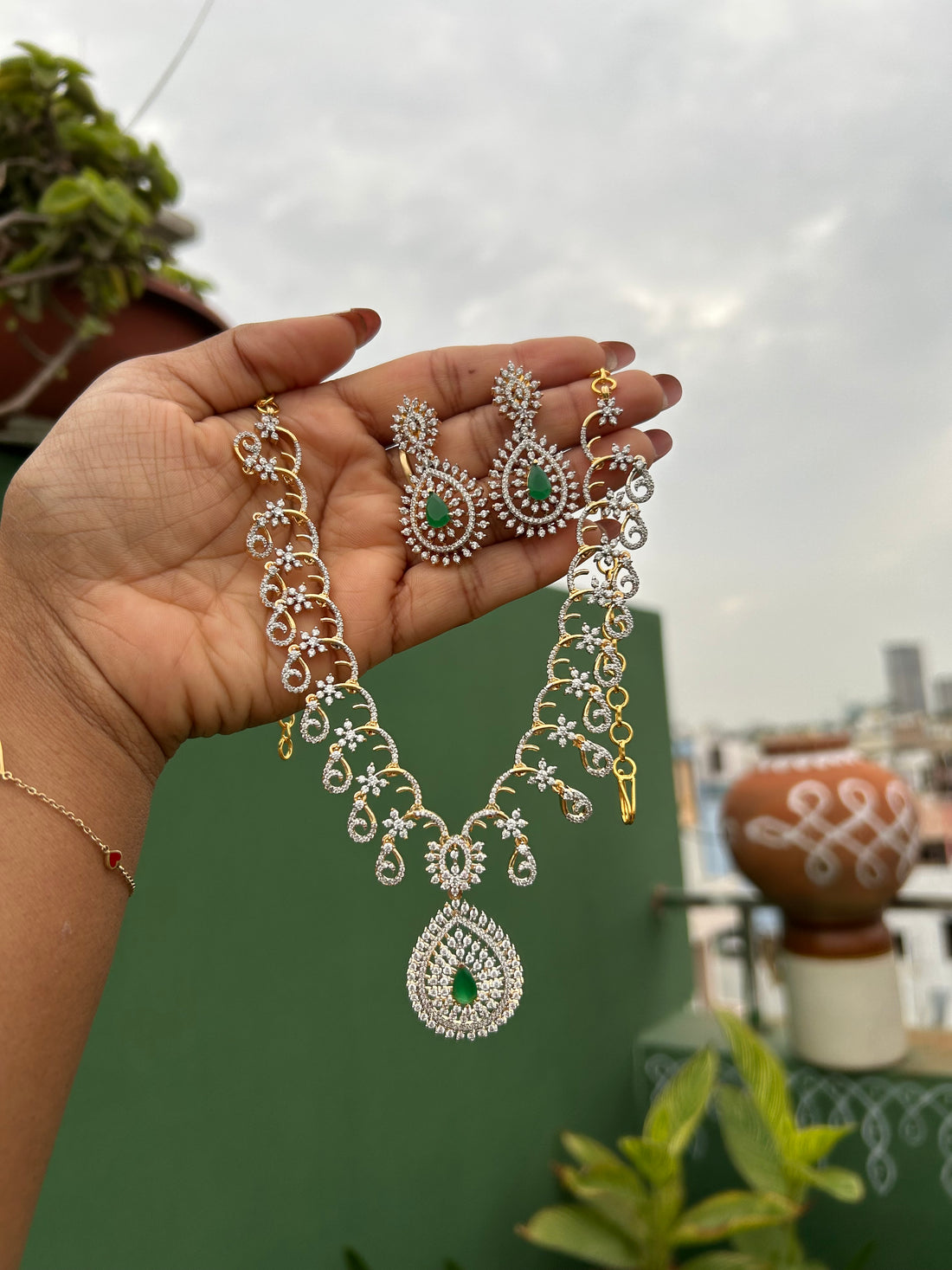 Paru ( A premium diamond look a like set)