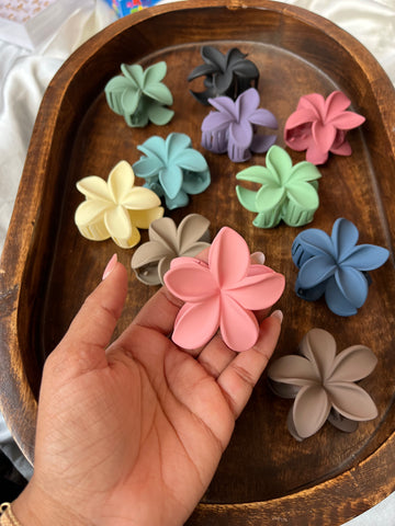 Matte flower clutcher
