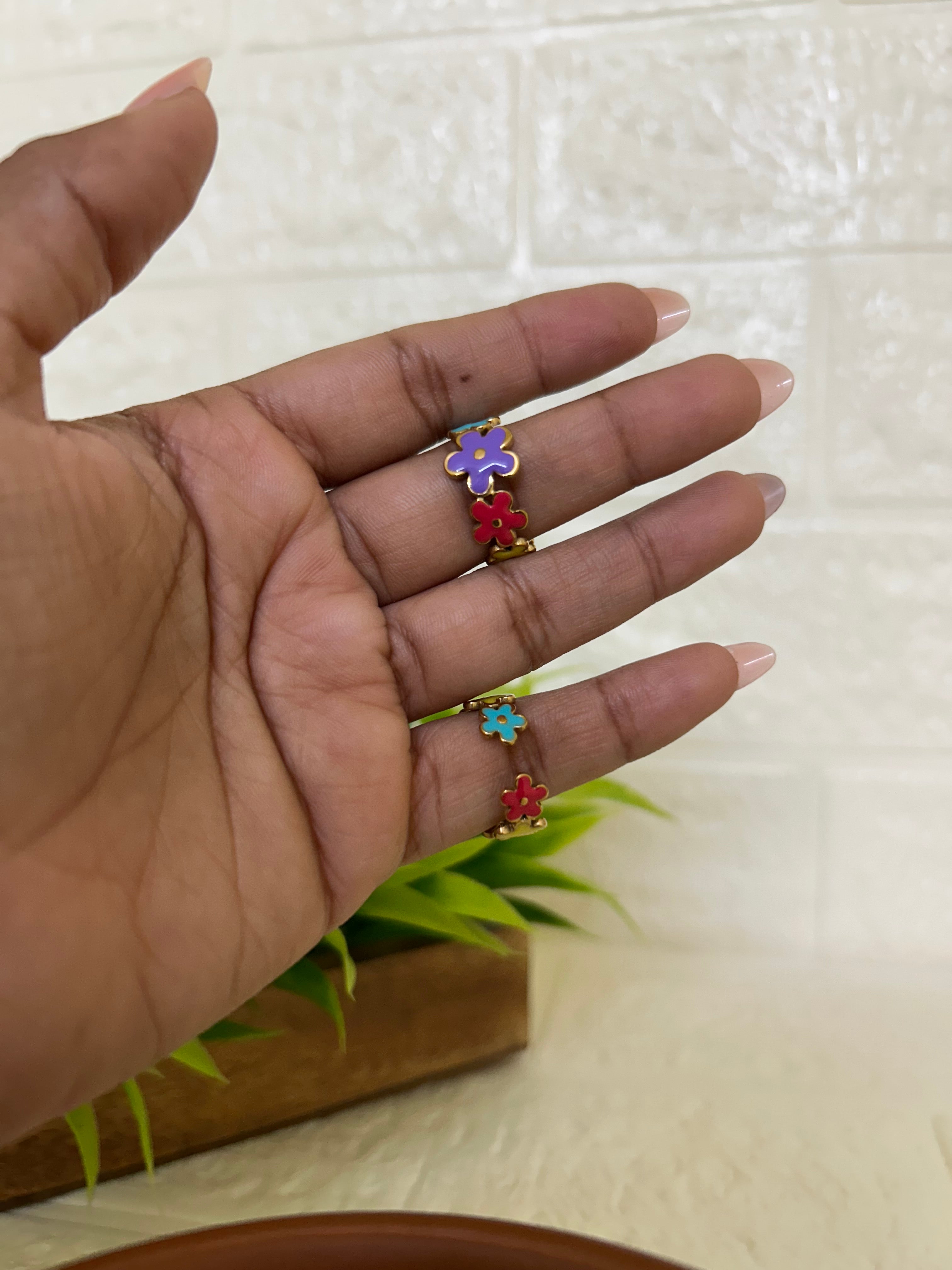 Adjustable statements rings (loves)