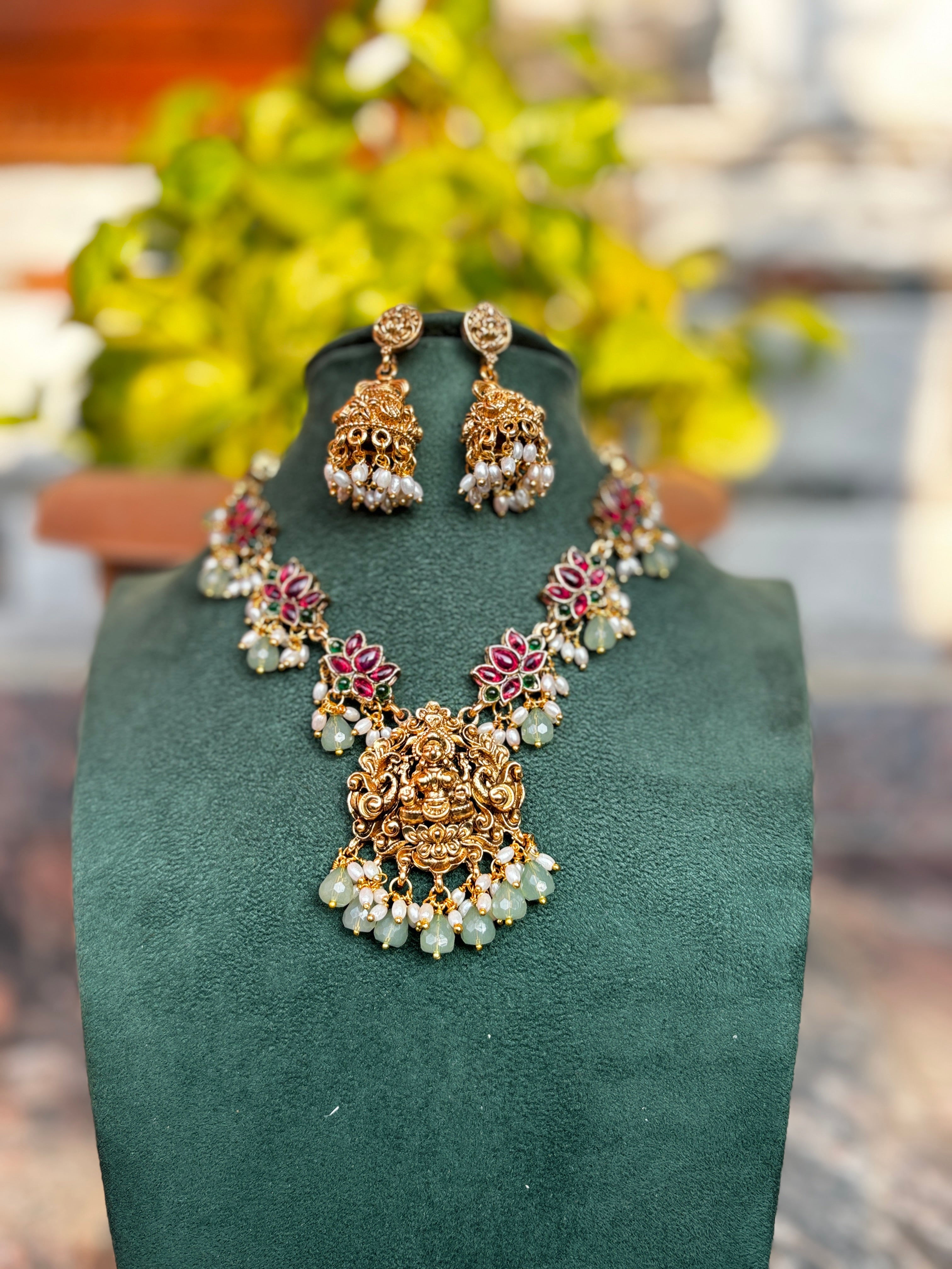 Budgeted lotus lakshmi set