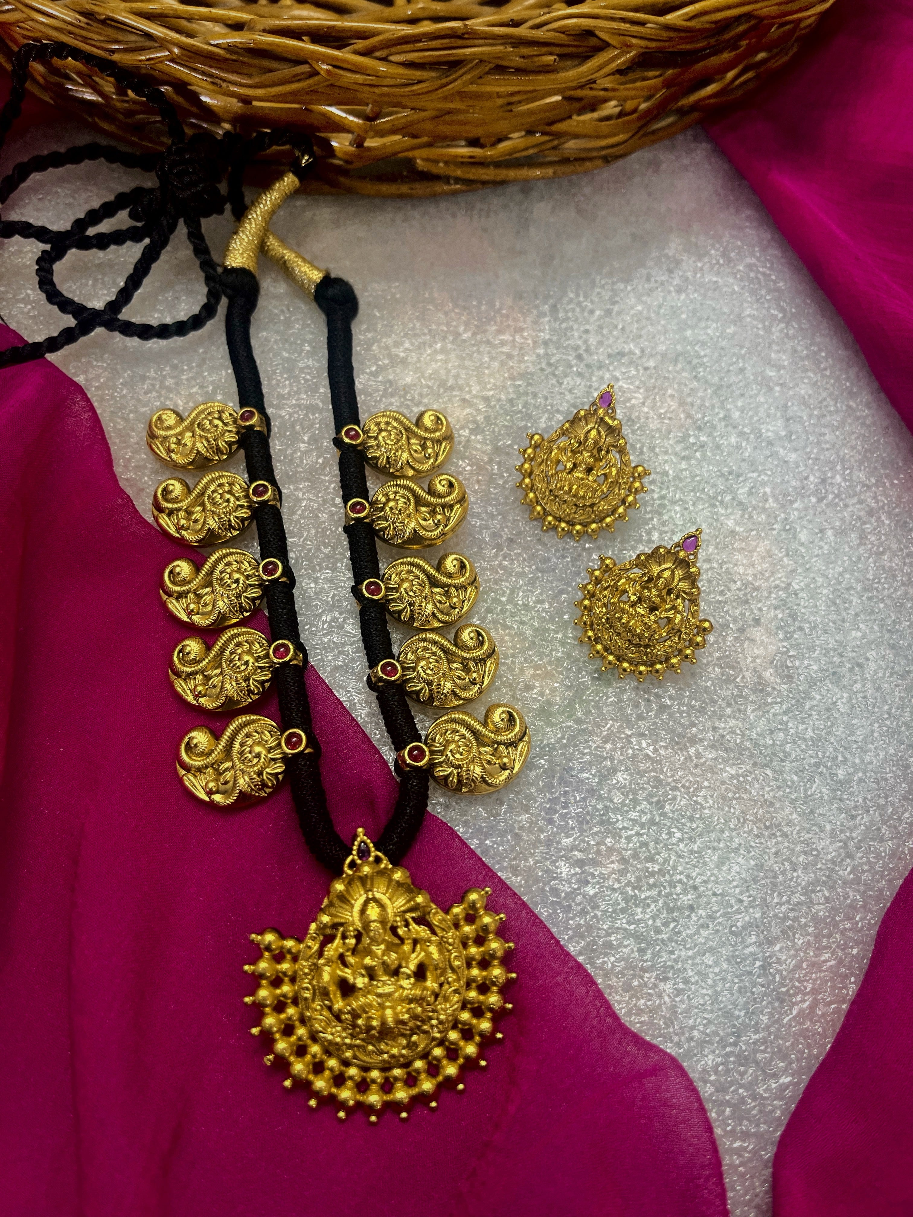 Black thread Lakshmi mango set